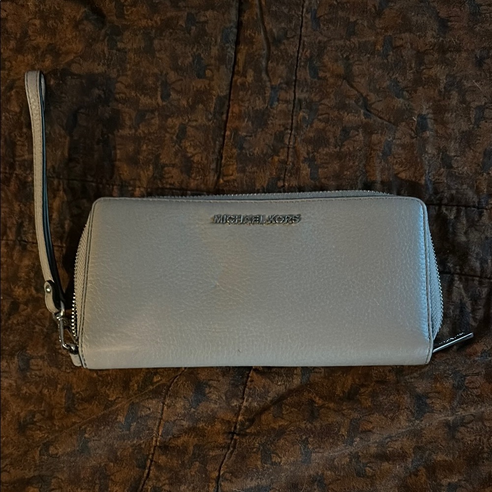 Beautiful Michael Kors Gray Leather Wristlet Clutch